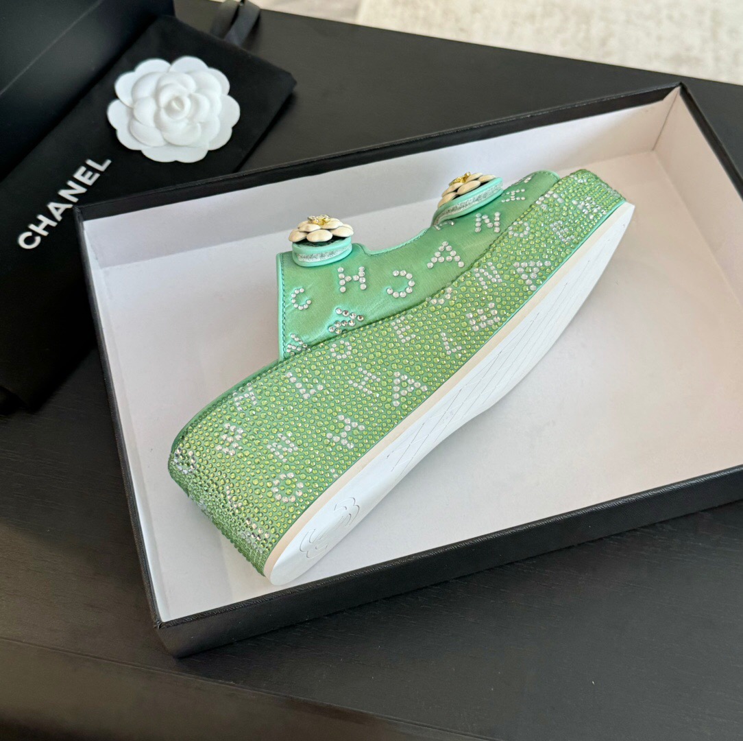 2025 Slippers Chanel Green Leather Platform Floral LY00330