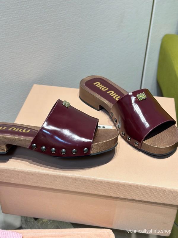 2025 Women Miu Miu Burgundy Patent Leather Slippers KFY00230
