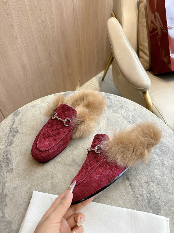 Gucci Women's Fur Mule with Double G Pattern and Horsebit Detail - LY00340